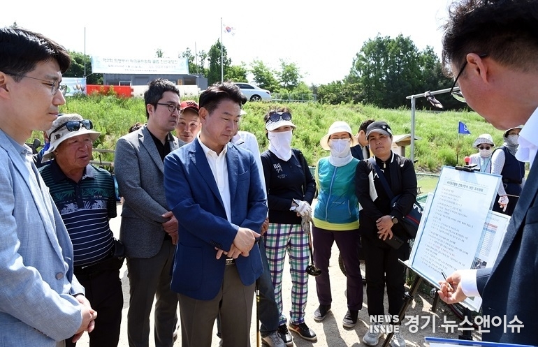 김동근 의정부시장이 지난 19일 중랑천 장암 파크골프장을 방문해 파크골프협회 회원들의 다양한 건의사항을 청취했다. (의정부시 제공)