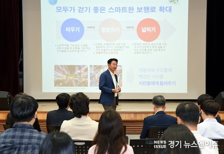 김동근 의정부시장이 '스마트도시 토크콘서트'에서 ‘시민과 함께 만들어가는 걷고 싶은 스마트도시 의정부’에 대한 발표를 하고 있다. (의정부시 제공)