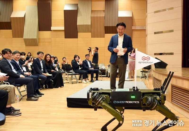 '스마트도시 토크콘서트'에서 순찰⸱안전 사족보행 로봇이 행사장으로 들어와 김동근 시장에게 메시지를 전달하고 있다. (의정부시 제공)