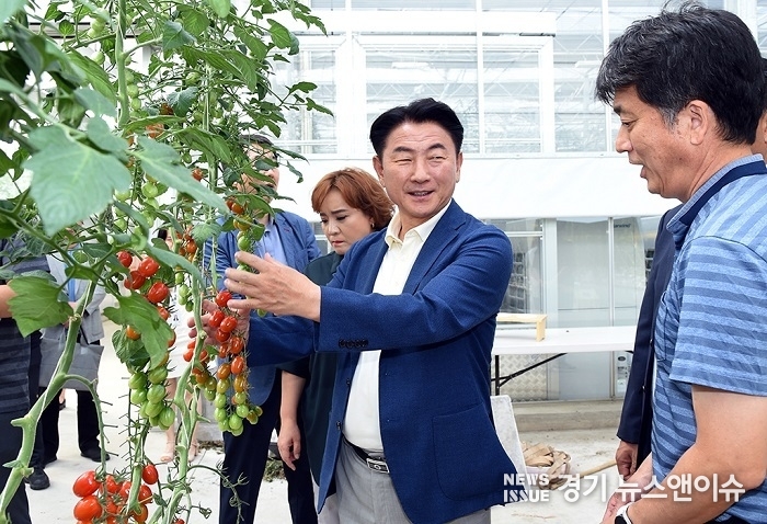 김동근 의정부시장이 5일 여주시 소재 (주)푸르메소셜팜을 방문해 시설을 둘러보고 있다. (의정부시 제공)