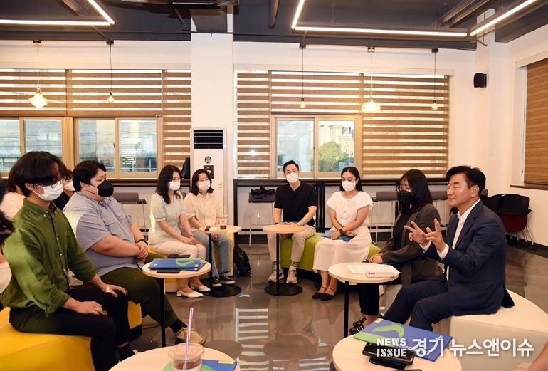김동근 의정부시장이 청년협의체 위원 위촉식을 가진 뒤 위원들과 담소를 나누고 있다. (의정부시 제공)