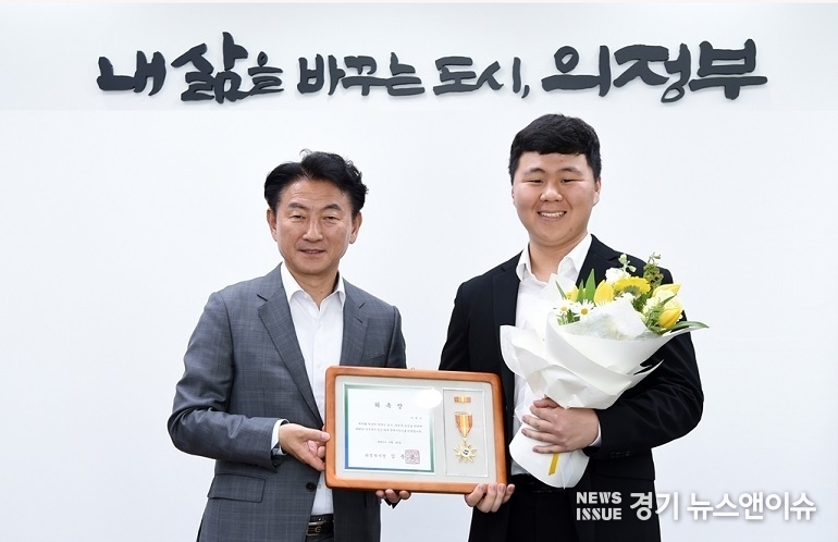 김동근 의정부시장이 위촉된 '청년 하루 명예시장'과 기념촬영을 하고 있다. (의정부시 제공)