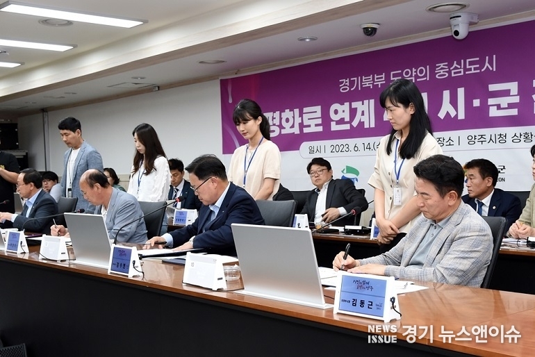 평화로 연계 4개 시·군(의정부시·양주시·동두천시·연천군) 2차 간담회에 참석한 김동근 의정부시장(오른 쪽)이 공동선언문에 서명하고 있다. (의정부시 제공)