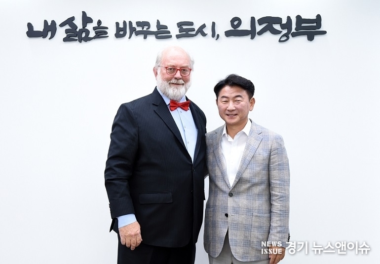 김동근 의정부시장이 28일 최고의 미래학자 '토머스 프레이(Dr. Thomas Frey)' 다빈치 연구소장을 만났다. (의정부시 제공)