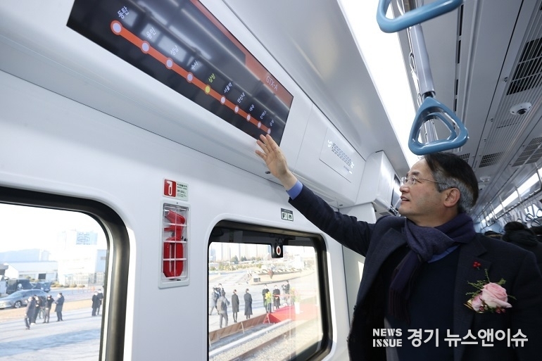 지난해 GTX-A 출고식에서 차량을 둘러보고 있는 이동환 고양시장. (고양특례시 제공)