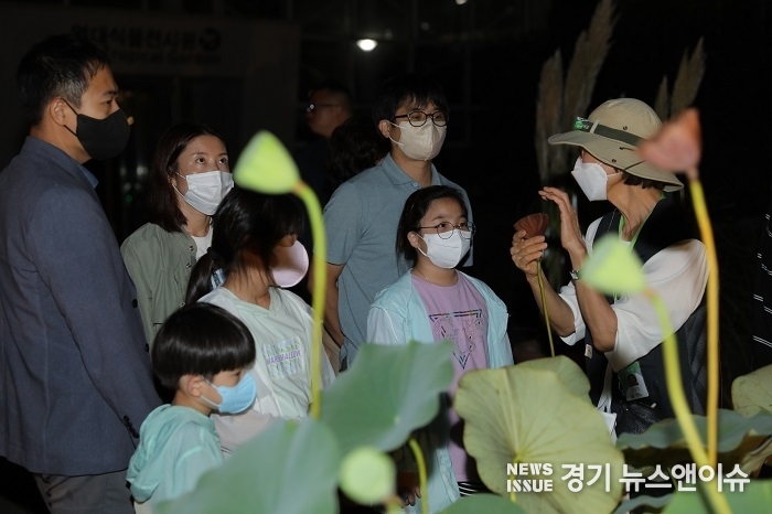 국립수목원이 온 가족이 함께 즐길 수 있는 여름 밤 특별 전시 프로그램을 운영하고 있다. (국립수목원 제공)