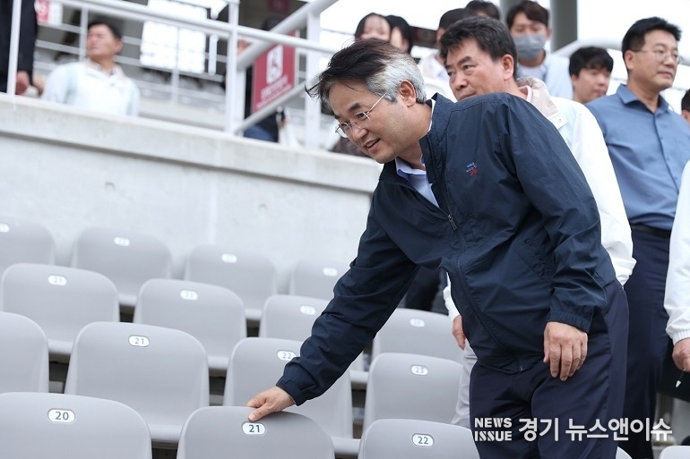 고양종합운동장을둘러보며 시설물,안전관리 체계,운영시스템 등을 점검하고 있는 이동환 시장. (고양특례시 제공)