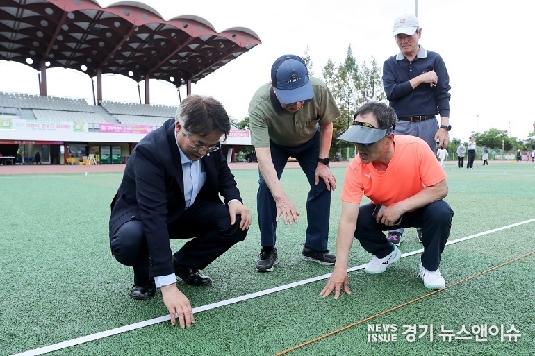 이동환 시장이 고양종합운동장,어울림누리 등 경기장과 개폐회식 행사장을둘러보며 시설물,안전관리 체계,운영시스템 등을 점검하고 있다. (고양특례시 제공)