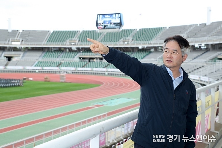 이동환 시장이 고양종합운동장,어울림누리 등 경기장과 개폐회식 행사장을둘러보며 시설물,안전관리 체계,운영시스템 등을 점검했다. (고양특례시 제공)