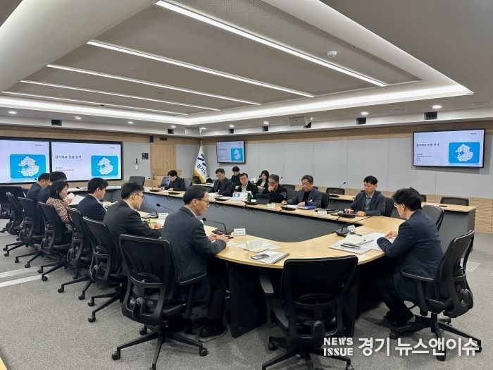 경기북부 대개발 전담조직원들이 점검 회의를 진행하고 있는 모습이다. (경기도청 제공)