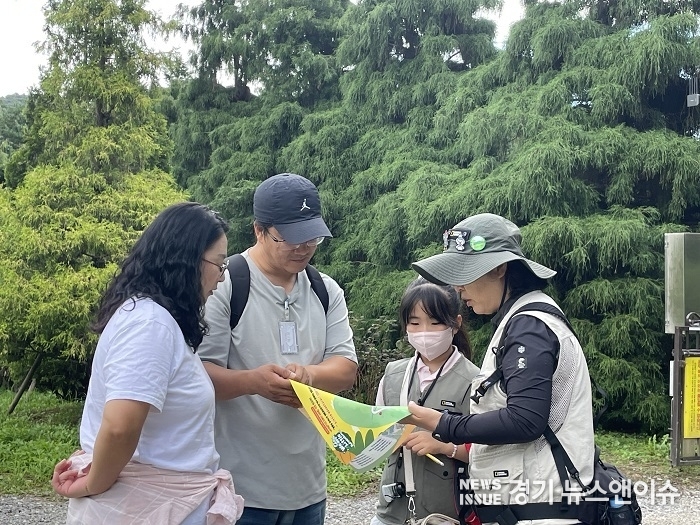가을 에코티어링 활동 모습. (국립수목원 제공)